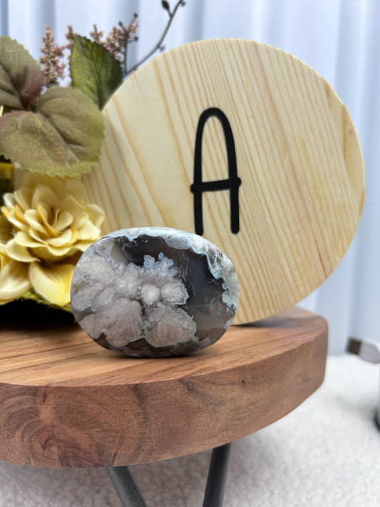 Black Flower Agate Palm Stone A